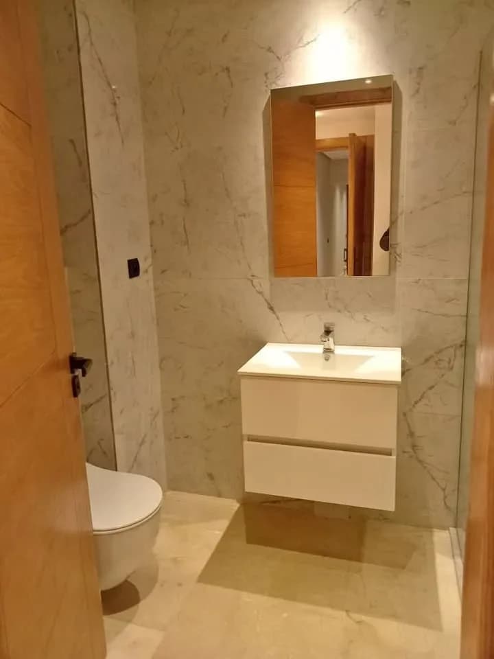 Location d’un studio vide neuf jamais habité à Casablanca quartier belvédère , un chambre slon